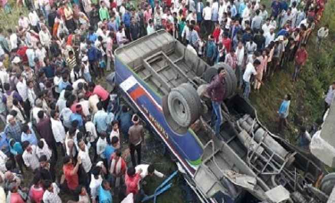 बिहार: यात्रियों से भरी बस पुल से नीचे गिरी, मौके पर ही 10 लोगों की मौत, 20 से ज्यादा घायल