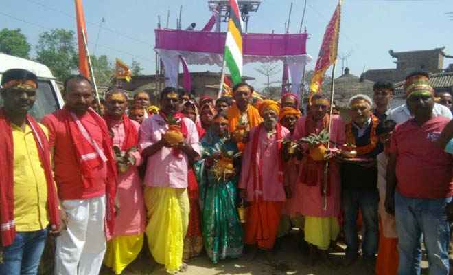 12 दिवसीय  विष्णु  महायज्ञ को लेकर रामगढ़वा में गाजे-बाजे संग निकली कलश यात्रा