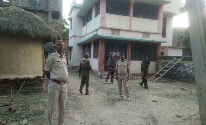 रामगढ़वा में दो पक्षों के बीच गोलीबारी के बाद दहशत, कैंप कर रही पुलिस
