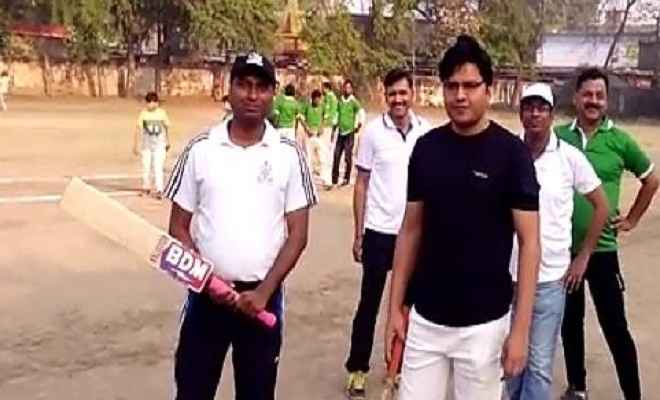बिहार दिवसः  प्रशासन और जनता के बीच हुआ क्रिकेट मैच का आयोजन