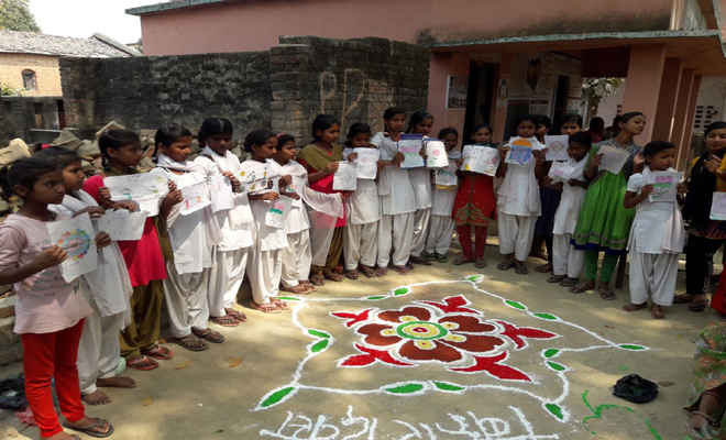 बिहार दिवस पर बच्चों ने बनाई रंगाली, निकाली प्रभात फेरी