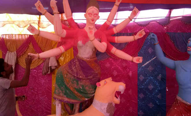 सुगौली के श्रीपुर चौक पर दुर्गा पूजा की तैयारी अंतिम चरण में, कल खुलेगा मां का पट