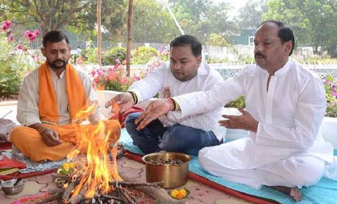 रामनवमी पर मुख्यमंत्री रघुवर दास ने अपने आवास पर पूजा-अर्चना की