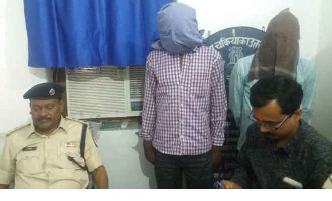 मोतिहारी के चकिया से एक ही रात चोरी गए चार वाहनों में से एक बोलेरो बरामद, दो गिरफ्तार