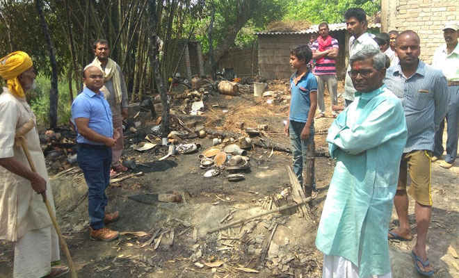 सुगौली में दो घर जले, गैस सिलेंडर फटने से आग बुझाने आए लोग भागे