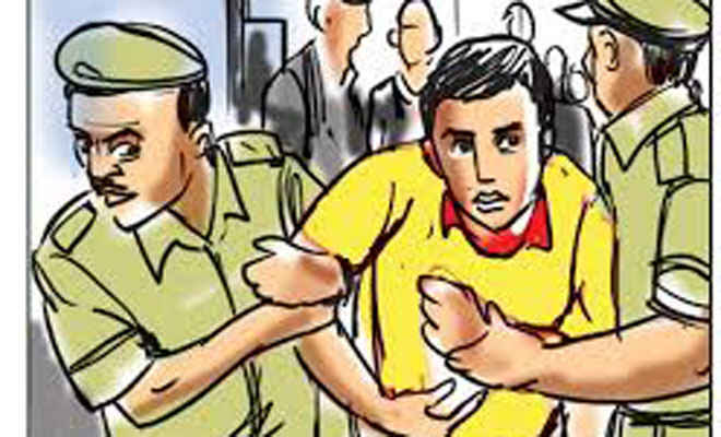 मोतिहारी के मजुराहां का एक युवक घर में चाेरी के आरोप में गिरफ्तार, दो फरार
