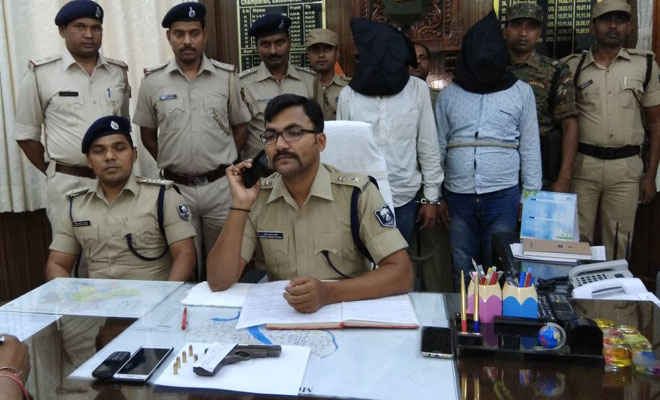 मधुबन व राजेपुर के व्यवसायियों से 50-50 लाख रंगदारी मांगने में दो गिरफ्तार, पिस्टल व चोरी की बाइक बरामद