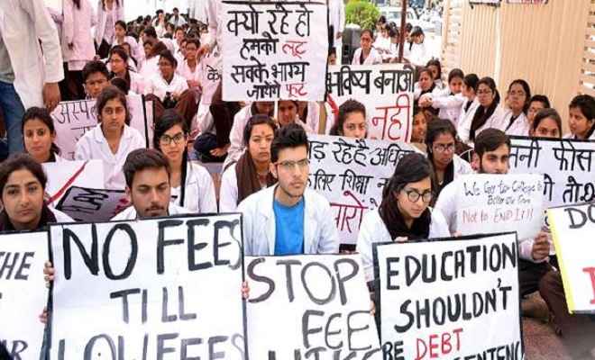 फीस बढ़ोत्तरी मामला: मेडिकल छात्रों ने पांचवें दिन भी जारी रखा धरना प्रदर्शन