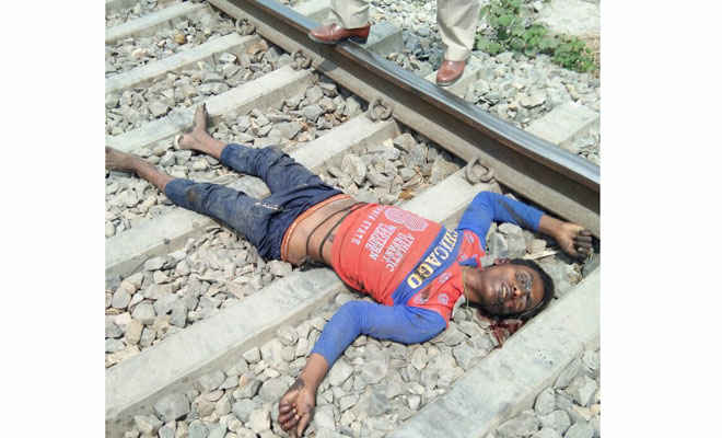 सुगौली के पास रेलवे ट्रैक से पुलिस ने किया अज्ञात शव बरामद