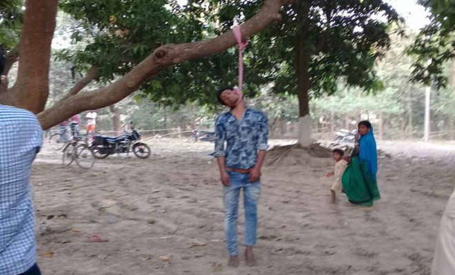 मोतिहारी के चिरैया में मिला पेड़ पर लटका स्नातक के छात्र का शव