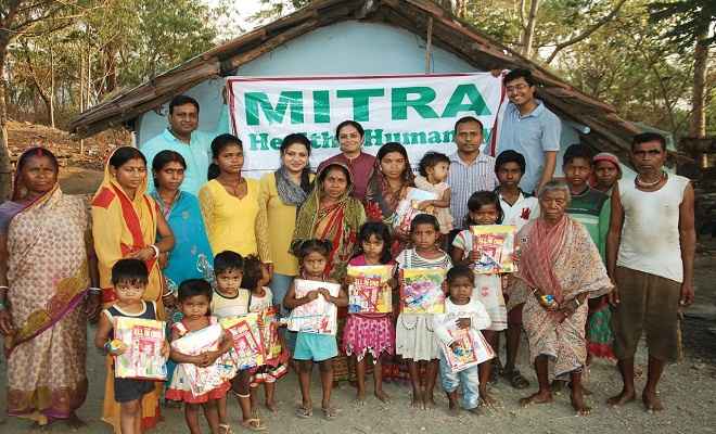 सामाजिक संस्था मित्र ने सनातनपुर गांव के बच्चों के बीच बांटे पाठ्य सामग्री