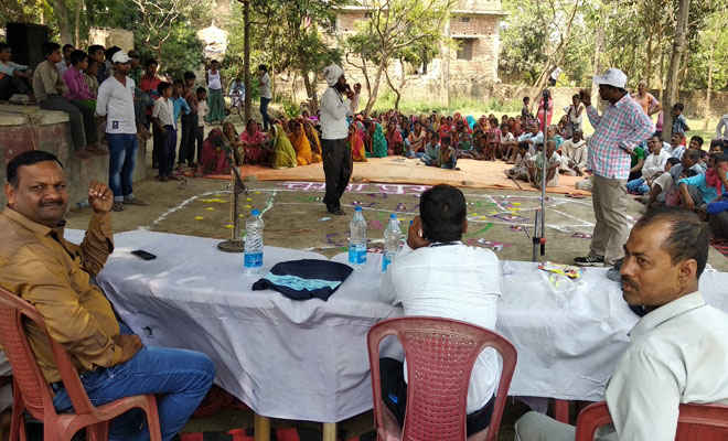 रामगढ़वा में मानचित्र बना कर लोगों को स्वच्छता के लिए किया जागरूक