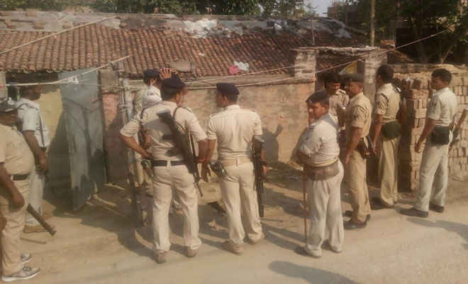 स्टेशन पर शिक्षक को गोली मारने व कई कांडों के आरोपी के आदापुर घर की कुर्की