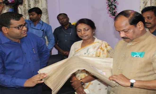 मुख्यमंत्री रघुवर दास ने दुमका में निर्मित मयूराक्षी शिल्क का किया अवलोकन
