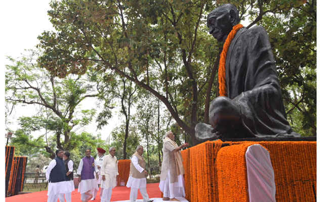 मोतिहारी पहुंचते ही सबसे पहले पीएम नरेन्द्र मोदी ने महात्मा गांधी को श्रद्धांजलि अर्पित की