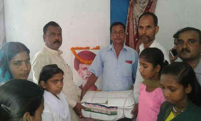 रालोसपा नताओं ने छात्राओं के बीच बांटी किताबें