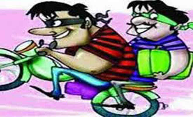 मोतिहारी में एक बाइक पर सवार तीन ने लूटे 1.3 लाख, लोन वसूल लौट रहे थे बंधन बैंक की लक्की कुमारी व मंजय