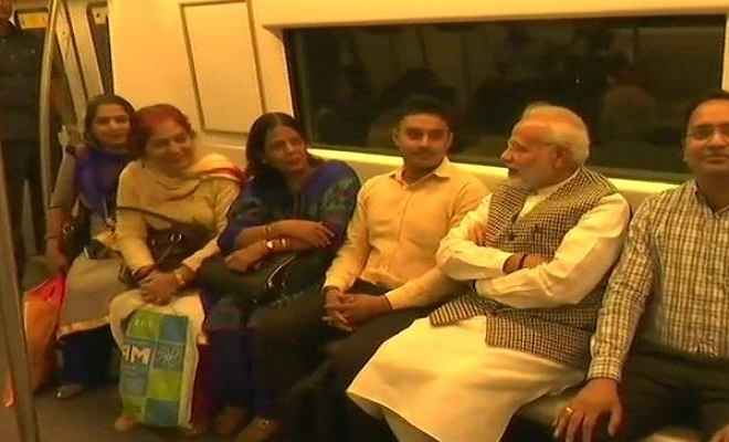 दिल्ली मेट्रो की सवारी प्रधानमंत्री मोदी ने ​की, यात्रियों के साथ ली सेल्फी