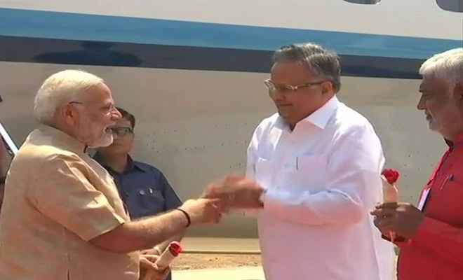 बीजापुर पहुंचे प्रधानमंत्री, मुख्यमंत्री ने गुलाब देकर एयरपोर्ट पर किया स्वागत