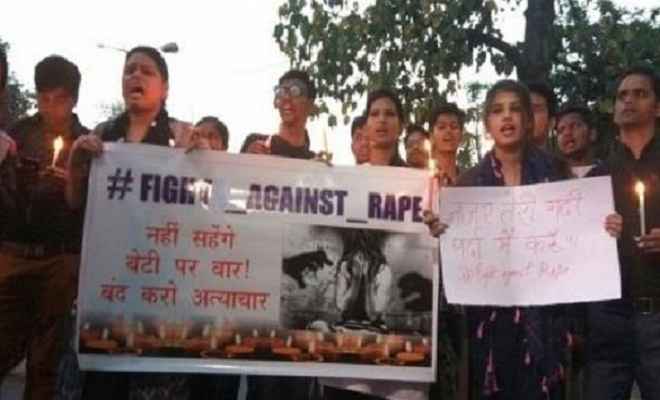 बलात्कार की घटनाओं के खिलाफ युवक-युवतियों ने निकाला कैंडल मार्च