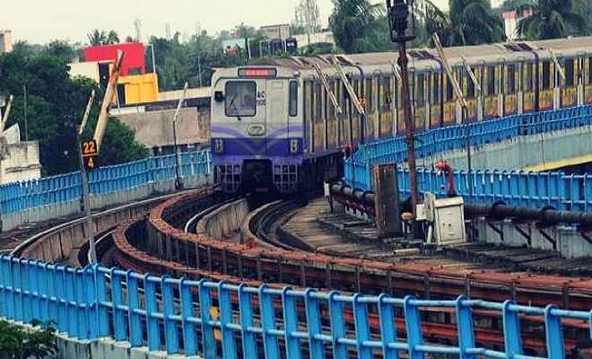 कोलकाता मेट्रो लाइन में आई खराबी, यात्रियों में अफरा-तफरी