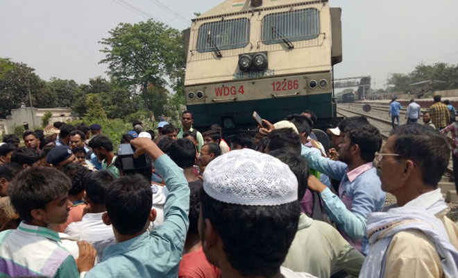 सुगौली में हमसफ़र ट्रेन के ठहराव के लिए छात्र संघ ने रोकी ट्रेन,दी गिरफ्तारी