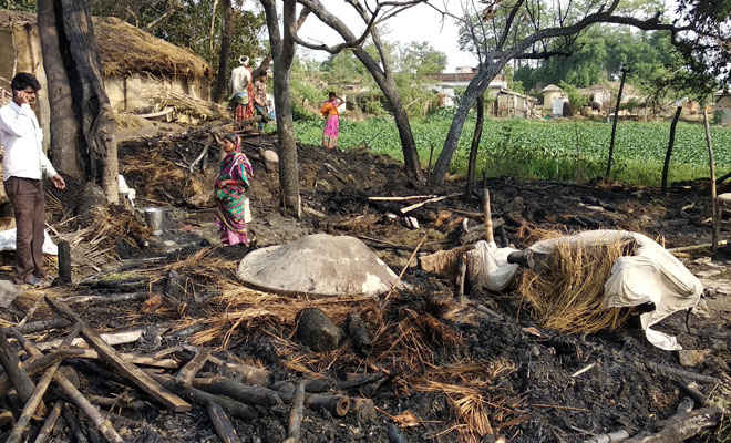 रामगढ़वा में आगलगी में पांच घर जले, दो भैंस, अनाज व जेवर सहित लाखो की सम्पत्ति जली