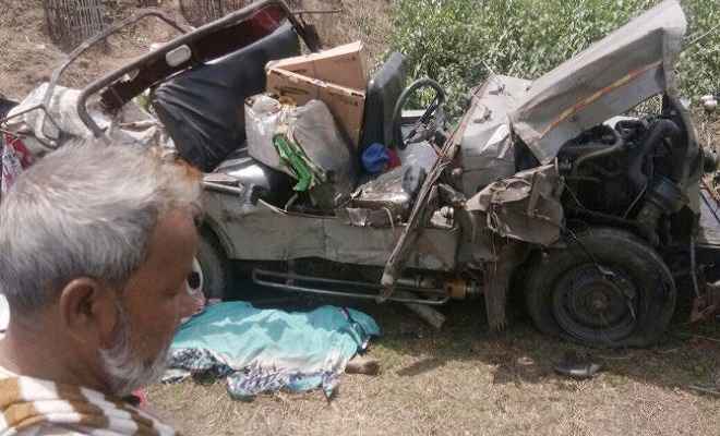 रामगढ़ में ट्रक-कमांडर जीप की सीधी टक्कर में 3 की मौत, चार घायल