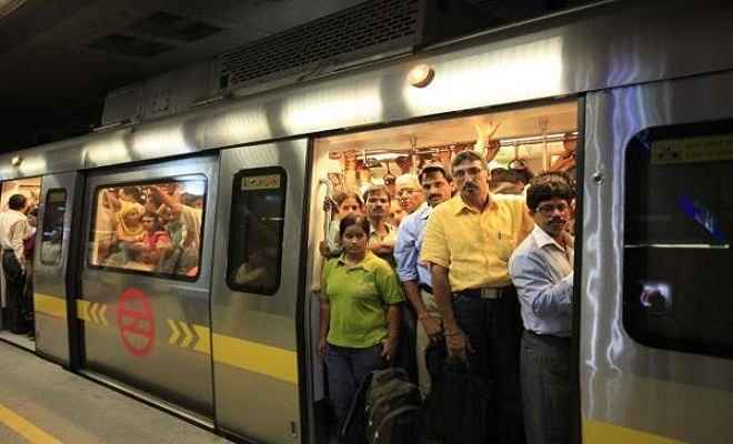 दिल्ली मेट्रो पार्किंग में वाहन खड़ा करना अब हुआ महंगा