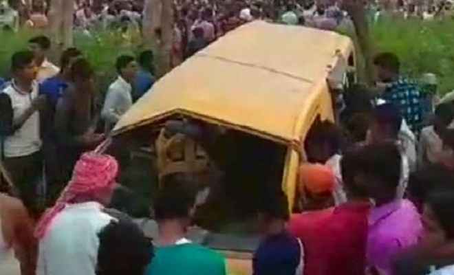 कुशीनगर में ट्रेन-स्कूल वैन की टक्कर, 13 बच्चों की मौत, 7 घायल