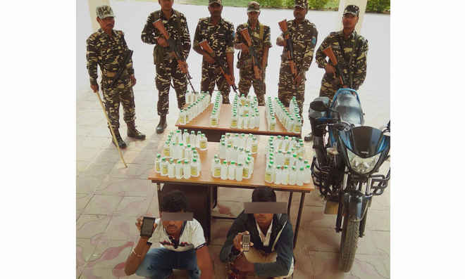 छोड़ादानो में एसएसबी ने पकड़े बाइक के साथ 170 बोतल शराब, दो गिरफ्तार
