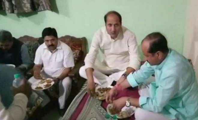 दलित के घर पहुंचे योगी के मंत्री ने होटल से मंगाकर खाया खाना