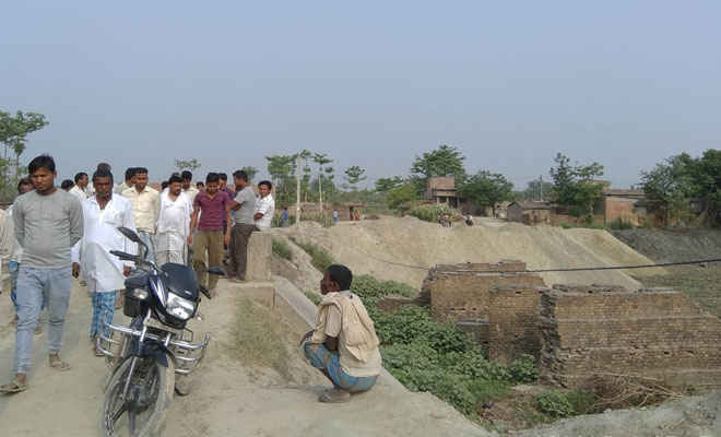 धनौती नदी बड़े भू भाग पर मिट्टी भर किया कब्जा ,गांव में तनाव