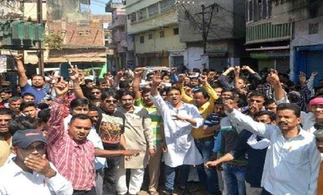 पटना में कारोबारी की हत्या के विरोध में लोगों ने किया सड़क जाम