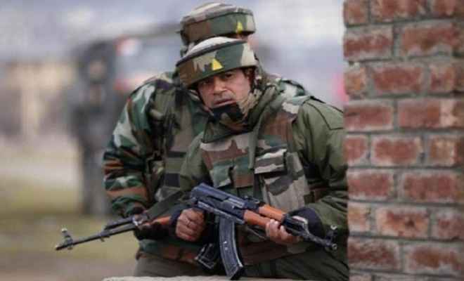 जम्मू-कश्मीर: आतंकियों से सेना की मुठभेड़ जारी, 2 जवान और 1 पुलिसकर्मी घायल