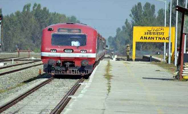सुरक्षा कारणों से कश्मीर में रेल सेवाएं स्थगित