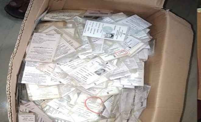 कर्नाटक चुनाव: फर्जी वोटर कार्ड बनाने का भंडाफोड़, चुनाव आयोग ने दिए जांच के आदेश