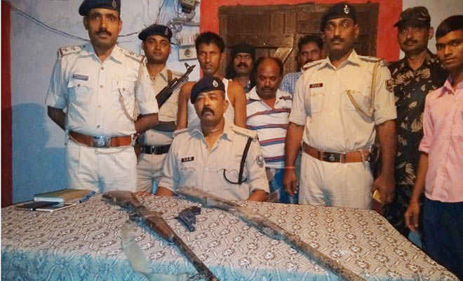 मोतिहारी की पुलिस ने हथियार के जखीरे के साथ दो सप्लयार को दबोचा, देनी थी डिलीवरी