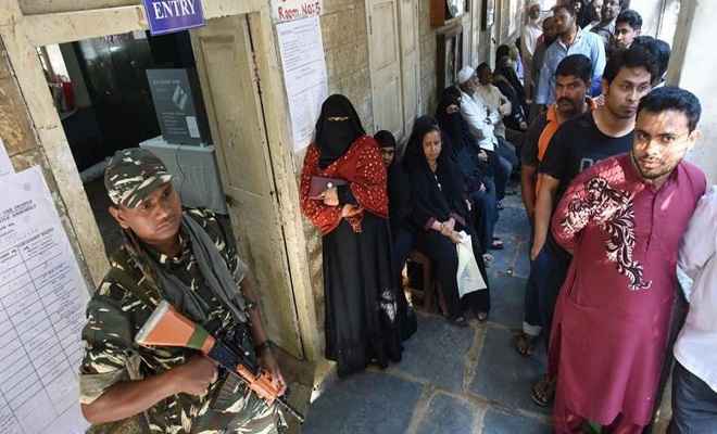कर्नाटक चुनाव : सुरक्षा के पुख्ता इंतजाम के बीच शांतिपूर्ण मतदान जारी