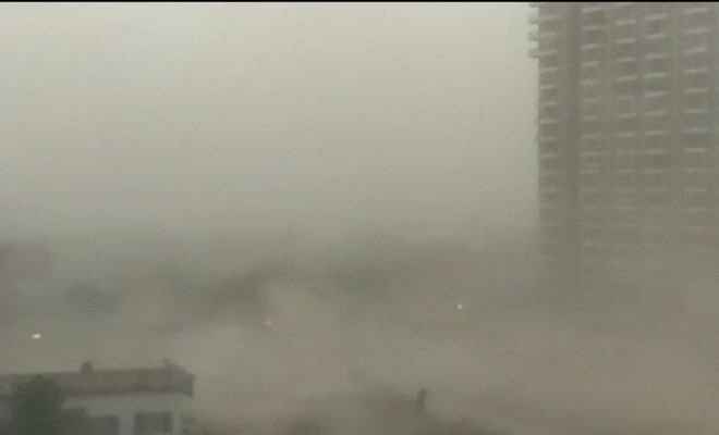 दिल्ली-एनसीआर में मौसम ने ली करवट, 40 से अधिक फ्लाइट्स को किया गया डायवर्ट