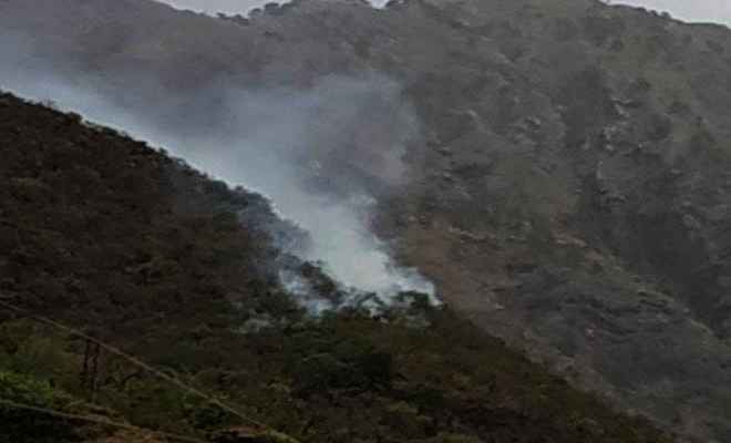 वैष्णो देवी की पहाड़ियों में लगी आग, धूं-धूं कर जल रहे जंगल