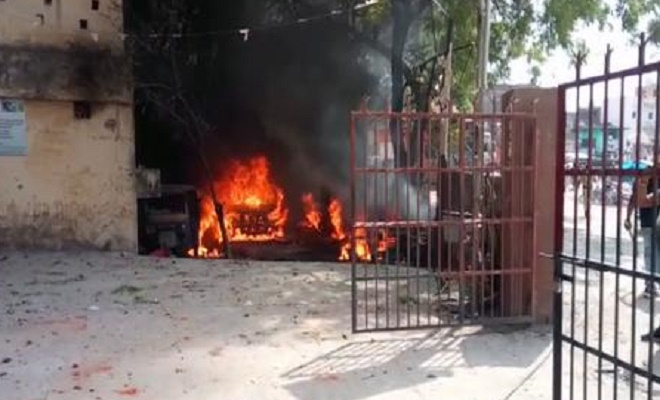 युवक की मौत पर भड़के ग्रामीण, थाना परिसर में रखे वाहनों में लगाई आग