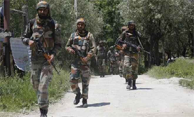 कश्मीर के हंदवाड़ा में सुरक्षाबलों और आतंकियों के बीच मुठभेड़ शुरू
