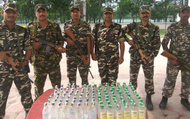 एसएसबी ने पकड़ी 116 बोतल नेपाली शराब, तस्कर भागे