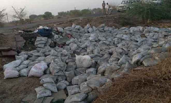 गुजरात: सीमेंट से लदा ट्रक पलटा, 19 लोगों की मौत, 7 घायल