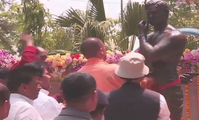 मुख्यमंत्री योगी ने किया चंद्रशेखर आजाद की प्रतिमा का अनावरण