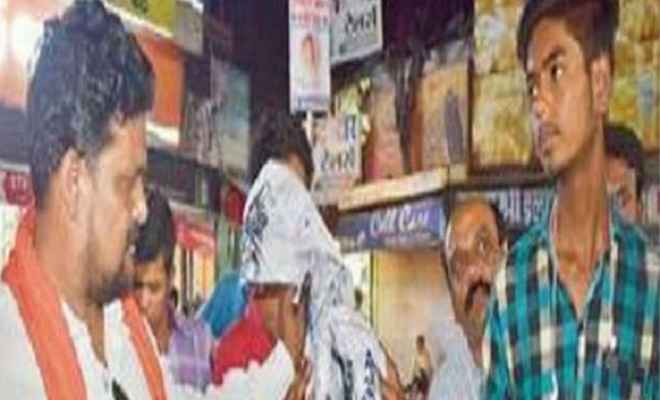 कांग्रेसी कार्यकर्ताओं ने नाथूराम गोडसे की तस्वीर पर पोती कालिख
