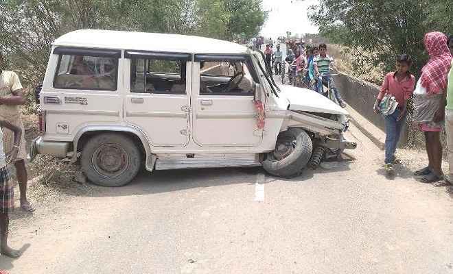 मोखापी मोड़ पुल के पास दुर्घटनाग्रस्त हुई बोलेरो कार, दो घायल