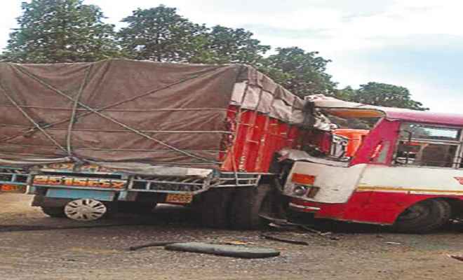 गुना में बस-ट्रक की टक्कर, 11 की मौत, कई घायल