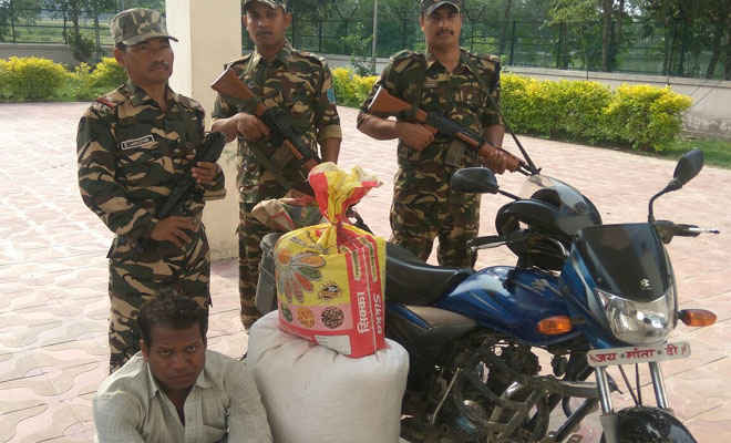 नकद रुपये, दो बाइक व तस्करी के नेपाली सामान के साथ दो गिरफ्तार